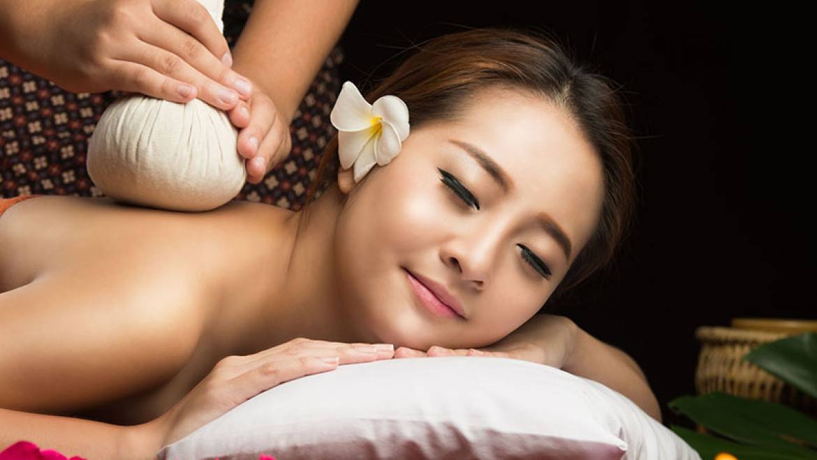 Massage with herbal balls
